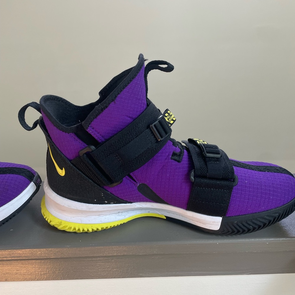 Just like new only worn 5 times no damage but soles may be missing